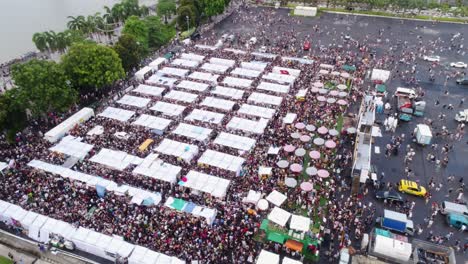 Karneval-Und-Jahrmarkt-In-Singapur-Mit-Tausenden-Von-Menschen,-Luftaufnahme-Mit-Kamera,-Die-Im-Kreis-Fährt,-Aufnahme-Eines-Interessanten-Punkts