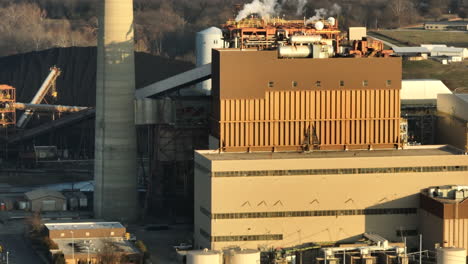 La-Luz-De-La-Hora-Dorada-Baña-La-Planta-De-Energía-De-Flint-Creek-Junto-Al-Lago-Swepco,-Arkansas,-Escena-Industrial