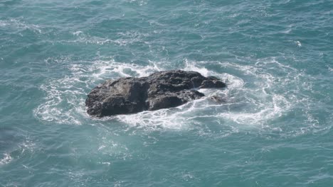 Einsamer-Felsen-Im-Ozean,-Der-Von-Wellen-Umtost-Wird