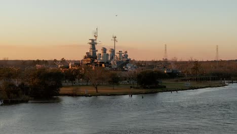 Schlachtschiff-USS-North-Carolina-Zur-Goldenen-Stunde-Bei-Der-Luftaufnahme