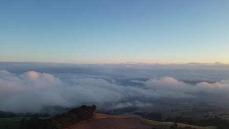 Drohne-Fliegt-über-Wolken-In-Der-Landschaft-Costa-Ricas