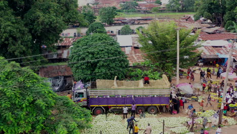 Fruit-market-in-Makurdi,-Nigeria---descending-aerial-reveal