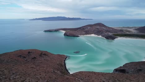 Playa-Balandra-En-Baja-California,-México,-Mostrando-Aguas-Turquesas-E-Islas-Arenosas,-Vista-Aérea.