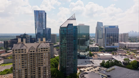 Vista-Aérea:-Horizonte-De-Buckhead-En-Atlanta-Durante-El-Día-Soleado