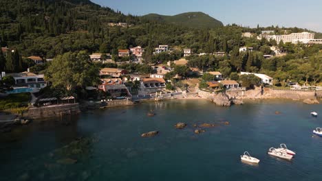 Luftaufnahme-Von-Häusern-Mit-Küstenblick-Und-Perfekten-Fensterplätzen,-Um-Auf-Das-Wasser-Und-Den-Sonnenuntergang-In-Korfu,-Griechenland-Zu-Blicken
