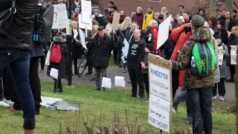 Menschenmenge-Von-Demonstranten-Mit-Schildern-Bei-Einer-Kundgebung-Zur-Eindämmung-Der-Covid-Pandemie-Im-Park