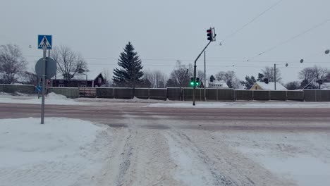 Fahren-Bei-Grüner-Ampel-Und-Abbiegen-An-Einer-Kreuzung-Bei-Winterlichen-Verhältnissen-Mit-Schnee-Auf-Der-Straße