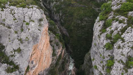 Bird's-eye-view-of-canyon-of-Portitsa-,-revealing-its-natural-beauty-and-peaceful-surroundings