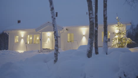 Beleuchtetes-Skandinavisches-Haus-Im-Winter