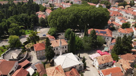 Trebinje,-Bosnien-Und-Herzegowina,-Drohnen-Luftaufnahme-Der-Altstadt,-Dächer-Von-Steingebäuden-An-Einem-Sonnigen-Sommertag---Drohnenaufnahme