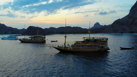 Un-Crucero-Anclado-Frente-A-La-Costa-De-La-Isla-Padar,-Cerca-De-Komodo-En-Indonesia,-Capturado-Desde-Un-Dron-Durante-La-Noche.