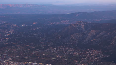 Prefectura-De-Marsella-Y-Montañas-Vistas-Desde-El-Avión-Durante-El-Vuelo