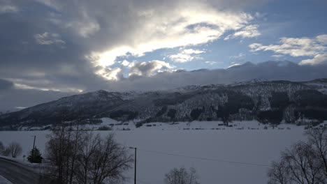 See-Oppheimsvatnet-In-Voss,-Norwegen,-Winter-Zeitraffer-Mit-Vorbeiziehenden-Wolken