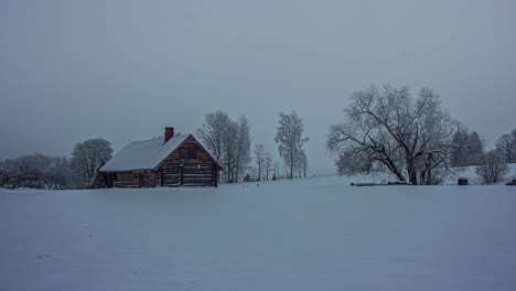 Escena-Nevada-De-Invierno-De-Un-Hermoso-Amanecer-Con-Una-Cabaña-Al-Aire-Libre