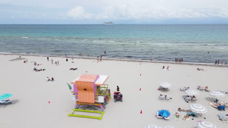 Miami,-Florida,-USA,-Luftaufnahme-Von-South-Beach,-Menschen-Am-Sand--Und-Meereshorizont---Drohnenaufnahme