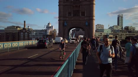 Captura-En-Cámara-Lenta-De-Personas-Caminando-Y-Automóviles-Circulando-Por-El-Tower-Bridge