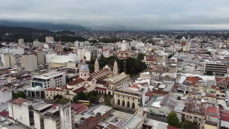 Niedrige-Luftaufnahmen-Nähern-Sich-Der-Kathedrale-Von-Salta-In-Salta,-Argentinien