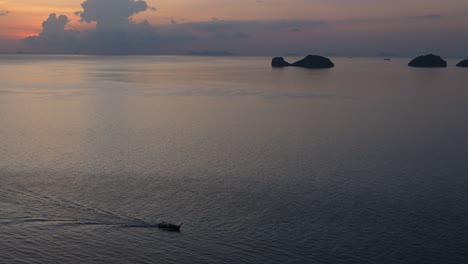 Plano-General-De-Una-Zona-Oceánica-Cerca-De-La-Bahía-Con-Un-Solo-Barco-Regresando-Al-Puerto