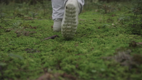 Astronaut-Im-Raumanzug-Läuft-Durch-Den-Wald