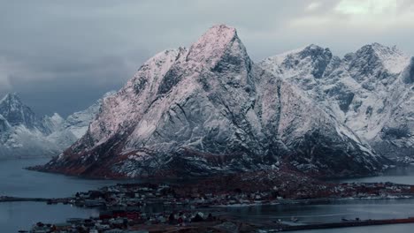 Vista-Aérea-Del-Hermoso-Paisaje-De-Las-Islas-Lofoten-Durante-El-Invierno