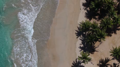 Agua-Turquesa-Bañando-La-Costa-De-Una-Isla-Tropical.