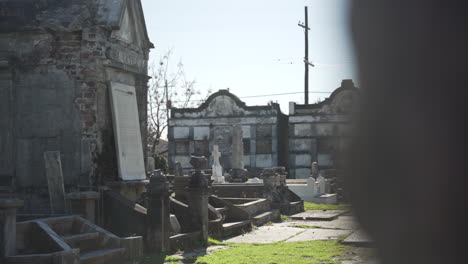 Tumbas-Ruinosas-En-El-Cementerio-De-Lafayette-#2-En-Nueva-Orleans,-Luisiana,-En-Un-Soleado-Y-Frío-Día-De-Invierno