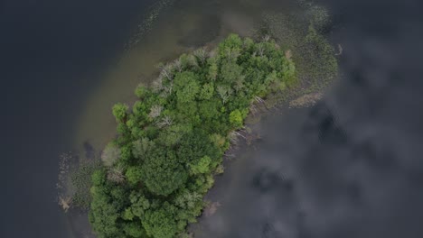Vertikales-Luftbildvideo-Einer-Kleinen-Grünen-Insel