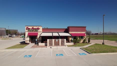 Dies-Ist-Ein-Luftbildvideo-Der-Ladenfront-Des-Don-Camillo-Tuscan-Grill-In-Hickory-Creek,-Texas