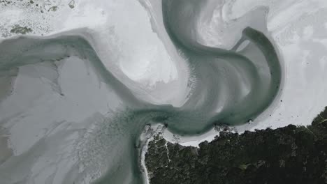 Wasser-Und-Sand-In-Der-Mündung-Einer-Lagune-Erzeugen-Von-Oben-Betrachtet-Wunderschöne-Muster