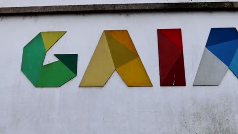 Künstlerischen-Stil-Gaia-Buchstaben-Auf-Weiße-Wand-Mit-Verschiedenen-Farben