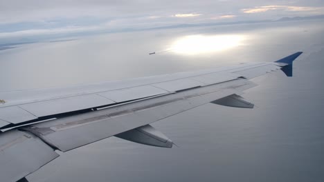 De-banking-Airplane-in-Flight,-Passenger-View-of-Aircraft-Wing