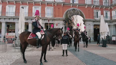 Die-Königliche-Garde-In-Madrid-Reitet-Zu-Pferd.-Die-Spanischen-Streitkräfte-Dienen-Dem-Schutz-Des-Königs-Von-Spanien-Und-Der-Mitglieder-Der-Spanischen-Königsfamilie