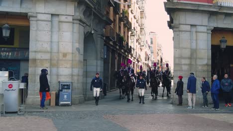 Guardia-Real-A-Caballo-Entrando-A-La-Plaza-Mayor-De-Madrid-A-Través-De-Las-Puertas-De-Las-Fuerzas-Armadas-Españolas