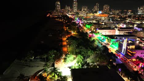 South-Beach,-Miami,-Florida,-Bei-Nacht-Drohnenansicht,-Flug-über-Den-Strand-Mit-Blick-Auf-Den-Ozean-Dr.