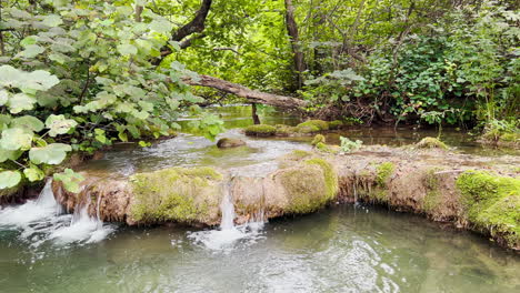 Kleine-Wasserfälle-Erscheinen-In-Einem-Bach-Im-Krka-Nationalpark-In-Kroatien