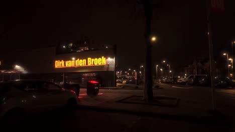 Außenansicht-Des-Parkplatzes-Amsterdam-Noord-Vogelbuurt-Vor-Dirk-Van-Den-Broek-Bei-Nacht