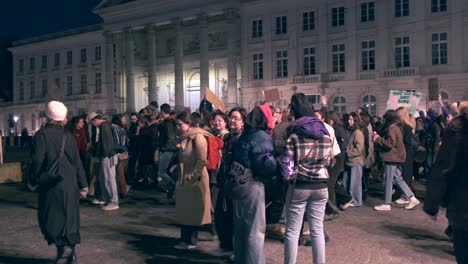 Menschenmenge-Versammelte-Sich-Zur-Frauenrechtskundgebung-In-Städtischer-Abendstimmung