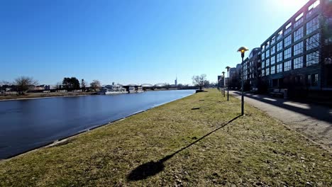 Ein-Fluss-Daugava-Mit-Einer-Brücke-Im-Hintergrund