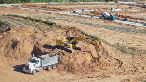 Yarrawonga,-Victoria,-Australia---8-De-Marzo-De-2024:-Excavadora-Cargando-Un-Camión-Volcador-Con-Tierra-De-Un-Arsenal-En-La-Finca-Silverwoods-En-Yarrawonga