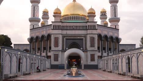 Toma-Panorámica-Del-Elegante-Diseño-Dorado-De-La-Mezquita-Jame&#39;-Asr-Hassanil-Bolkiah-En-Bandar-Seri-Bagawan-En-Brunei-Darussalam