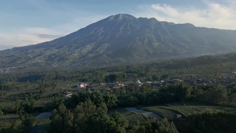 Vista-Aérea-Del-Hermoso-Paisaje-Rural-Tropical