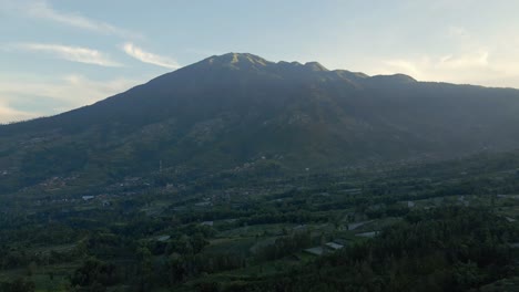 Fliegen-Sie-Morgens-über-Die-Ländliche-Landschaft-Indonesiens-Mit-Dem-Berg-Merbabu-Im-Hintergrund