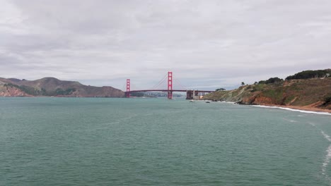 Toma-Panorámica-Baja-Hacia-La-Izquierda-Del-Puente-Golden-Gate-En-Un-Día-Nublado