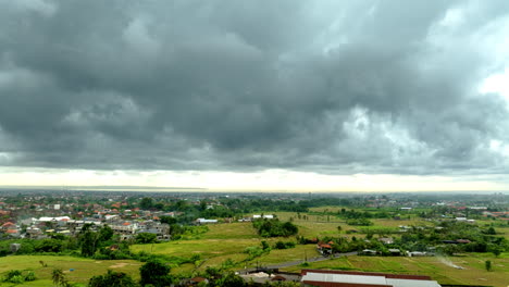 Luftaufnahme-Der-Reisfelder-Auf-Bali-In-Indonesien-Mit-Stürmischem-Himmel