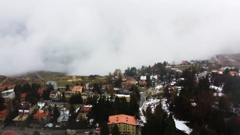 Hohe-Erhebung-über-Den-Rand-Von-Kfardebian-Antenne