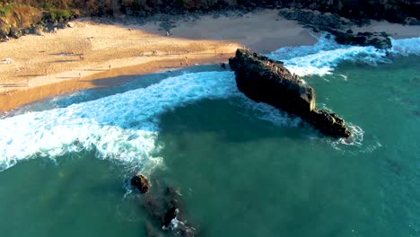 Cliff-diving-and-swimming-in-Hawaii-Waimea-Beach-Bay