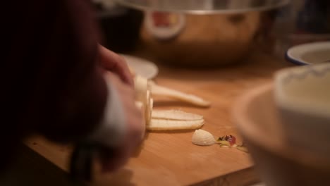 Cortar-Un-Plátano-Para-Desayunar-En-Una-Tabla-De-Cortar-De-Madera.