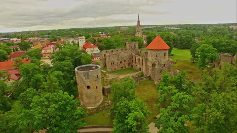 Luftaufnahme-Der-Mittelalterlichen-Burg-Cesis-In-Lettland-Dorf-Cēsis-Orangefarbenes-Dach