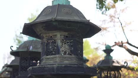 Linterna-Japonesa-En-El-Templo,-La-Ciudad-De-Tokio-En-Japón