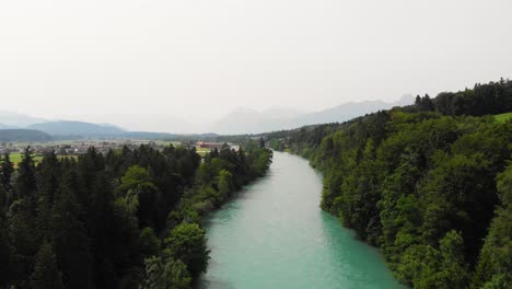 Aérea-De-Un-Río-Rodeado-De-Bosques-Y-Colinas